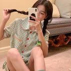 Wear short green baby collar